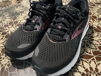 BROOKS tenis, Shoes For women’s size, Eleven