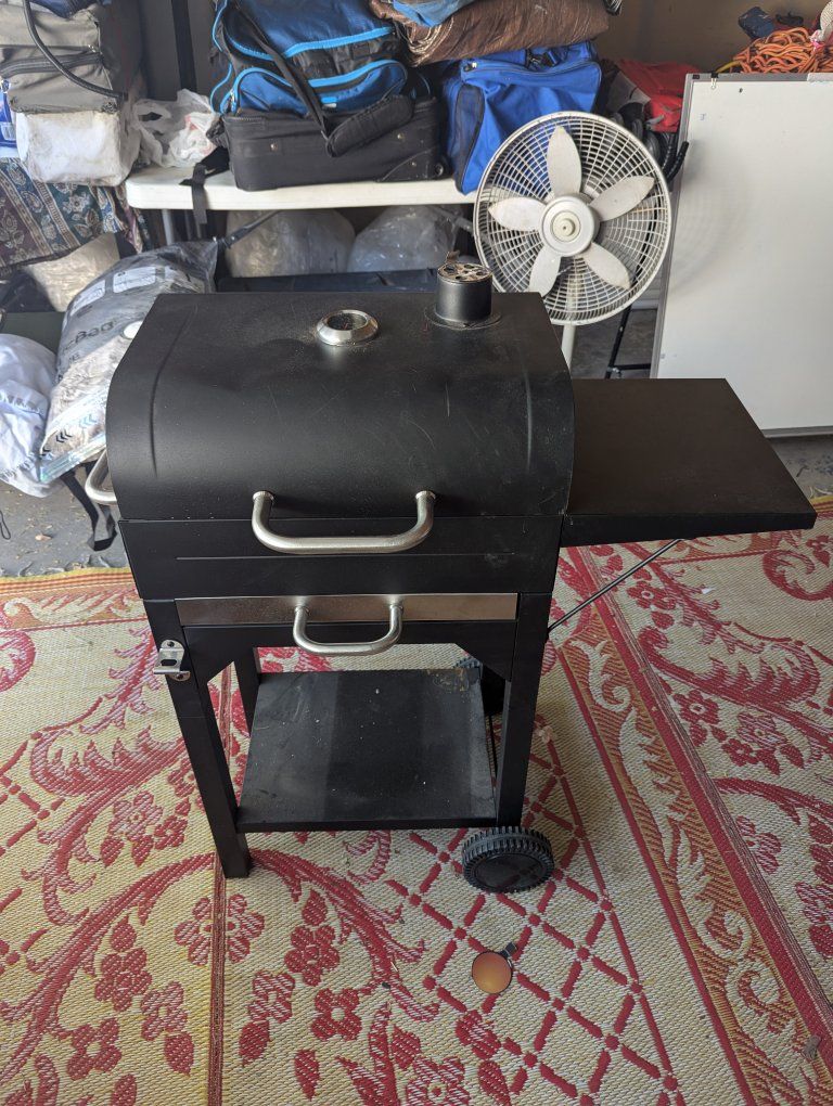 Portable charcoal grill