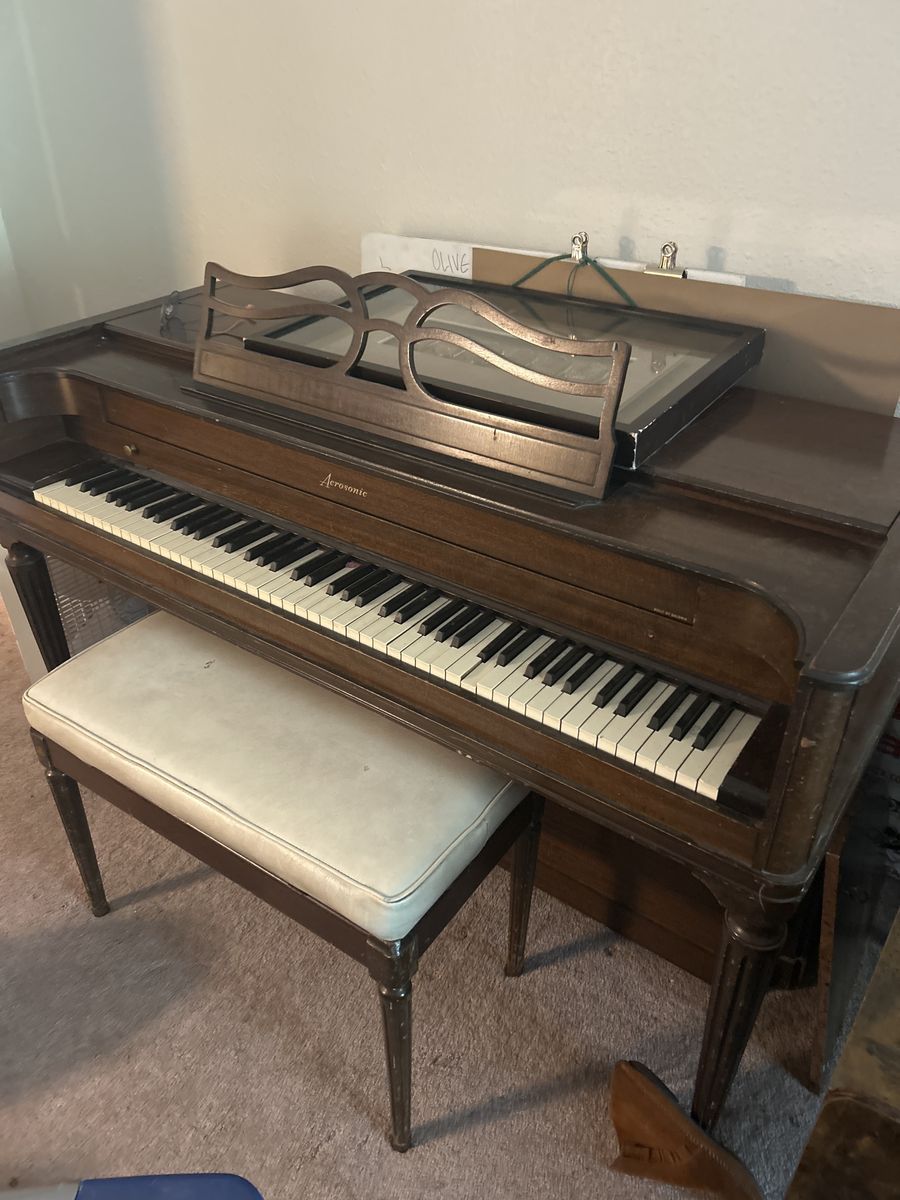 Free piano must pick up- broken keys