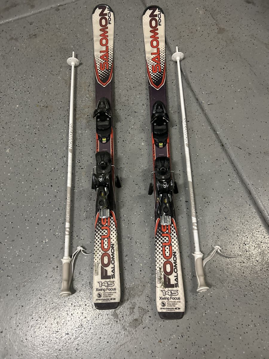 Salomon Xwing Focus 145cm Downhill Skis with Bindings and Poles