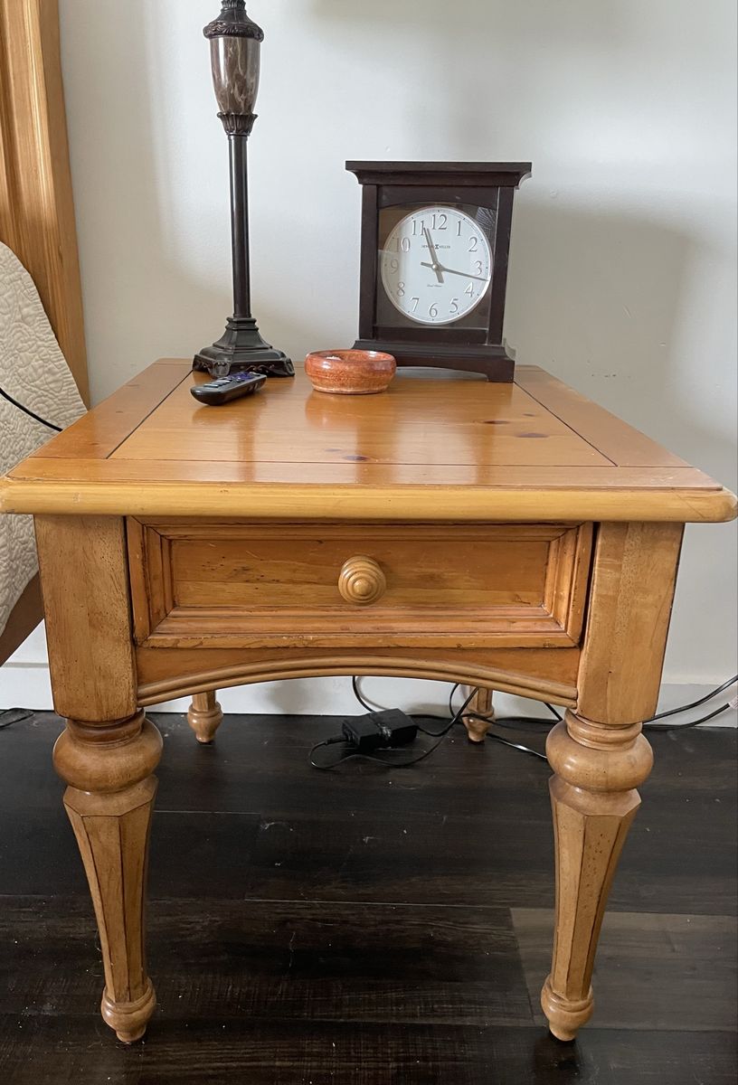 Traditional Light Oak Wood Nightstand End Table with Drawer and Turned Legstable