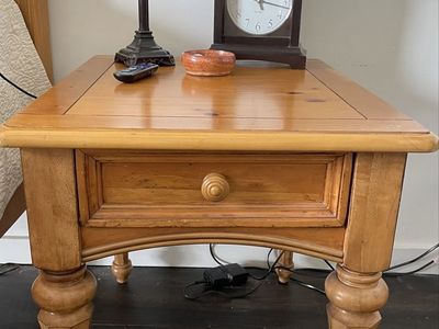 Traditional Light Oak Wood Nightstand End Table with Drawer and Turned Legstable