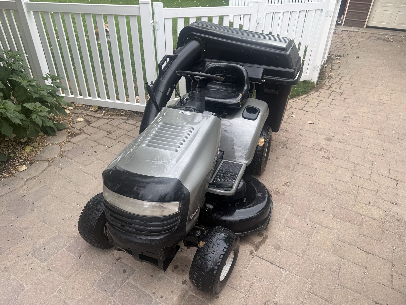 Craftsman LT2000 Riding Lawn Mower with Bagger System - 17.5 HP Briggs & Stratton