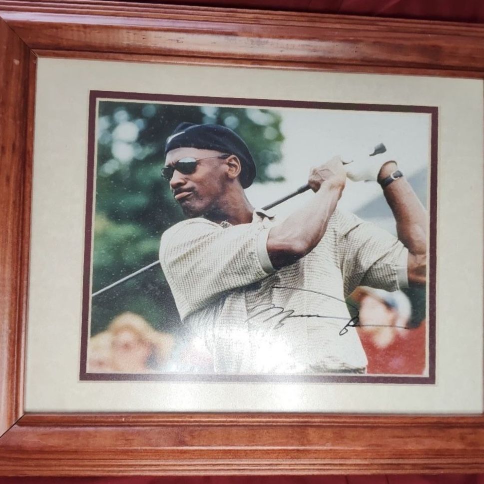 NBA Chicago Bulls Framed Auto Michael Jordan Golf Photograph Hand Signed. 