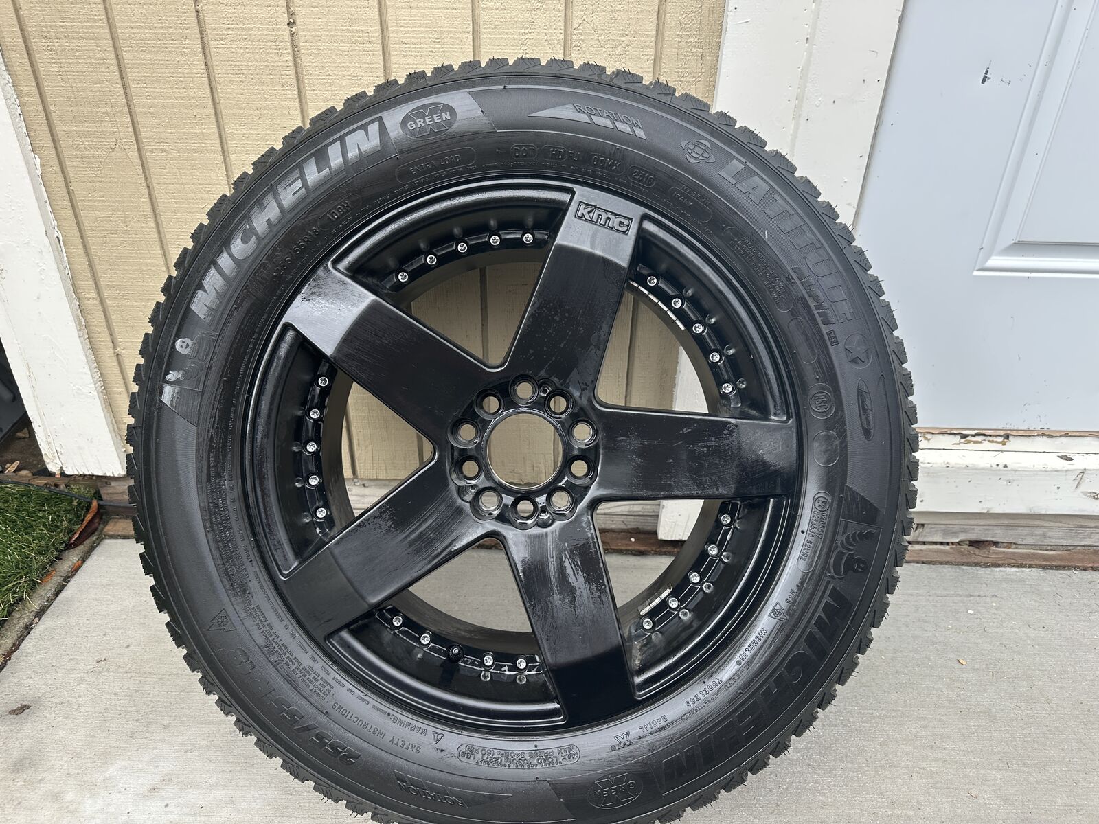 4 Michelin Latitude Alpin Runflat Snow tires 255/55 with KMC Rims