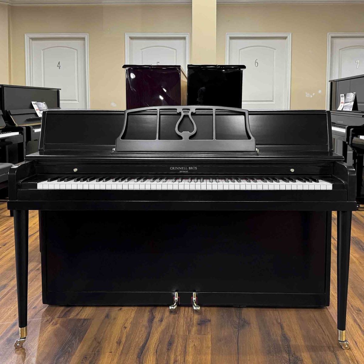 MINT CONDITION SPINET PIANO