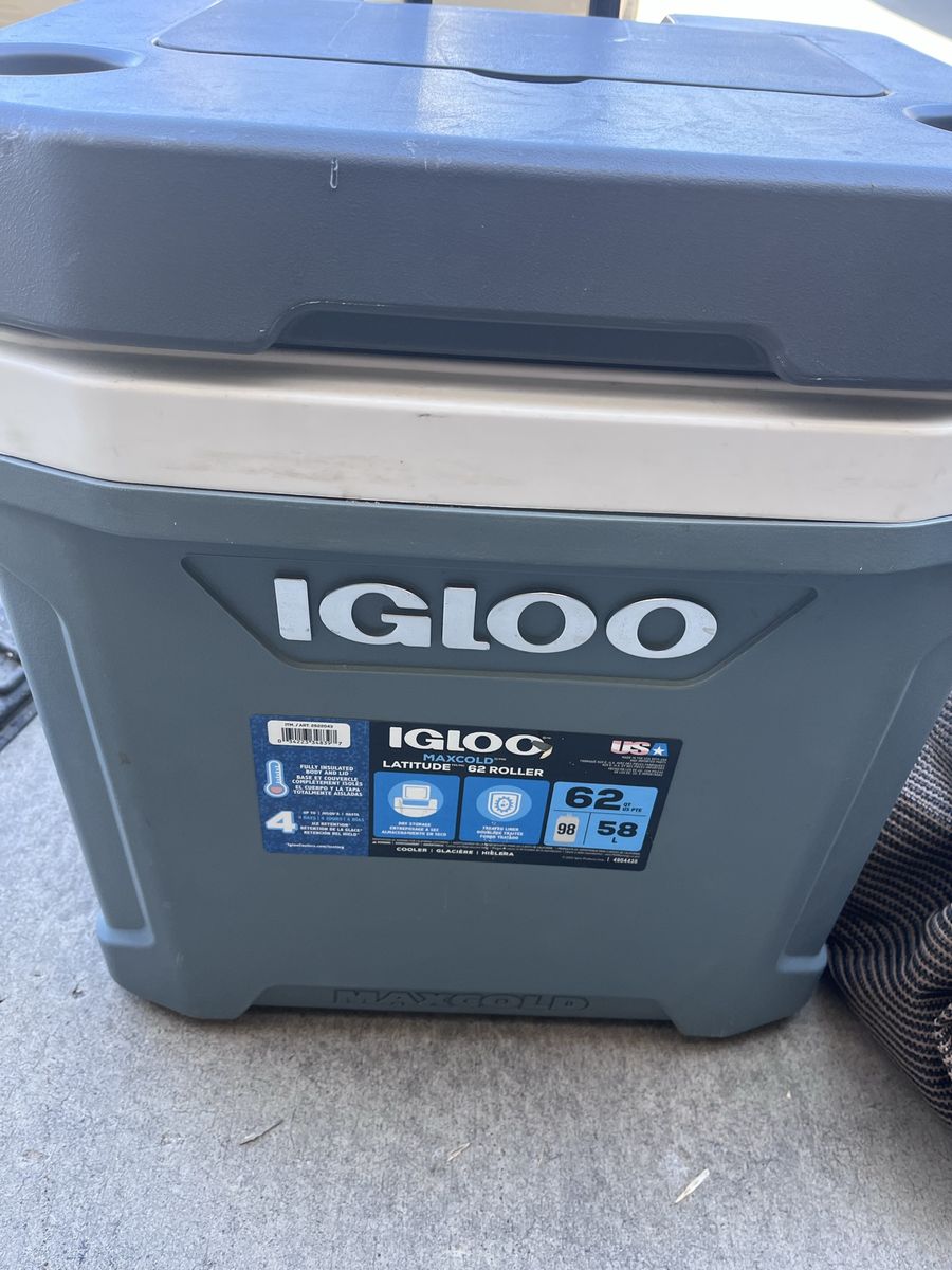 Igloo MaxCold Latitude 62 Qt Roller Cooler - Gray/White