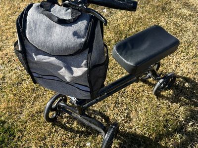 Black knee Scooter with bag and dual brakes