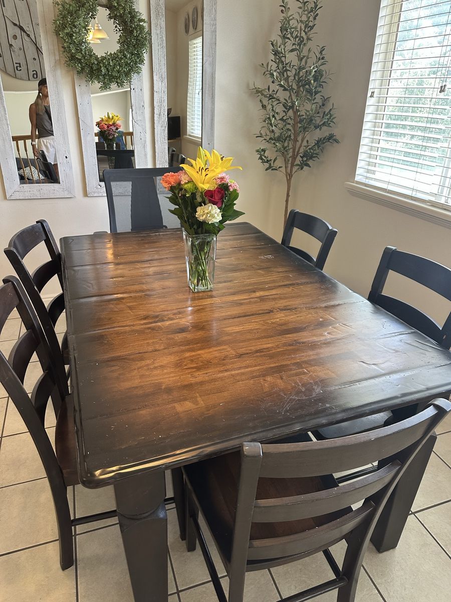 Table, 5 chairs and a leaf