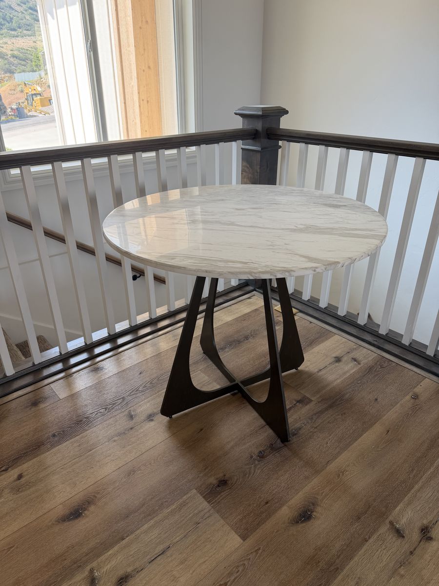 Beautiful round accent table!