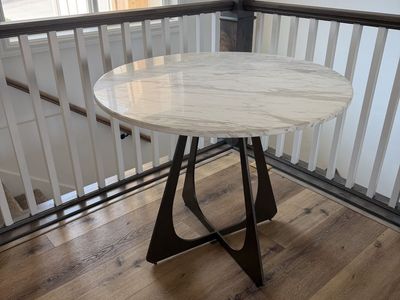 Beautiful round accent table!