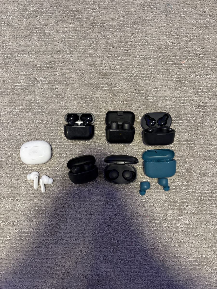 lot of wireless headphones