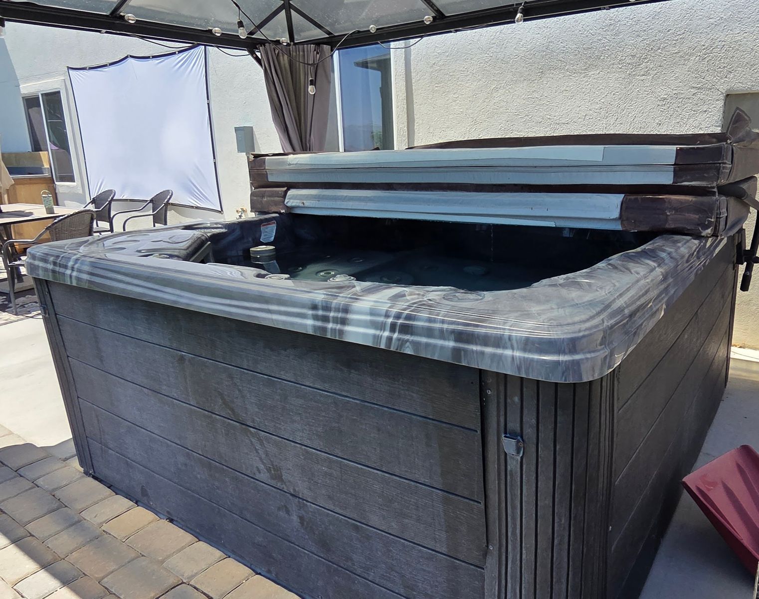 Dynasty Spa Hot Tub for six people four years old runs great - under used.