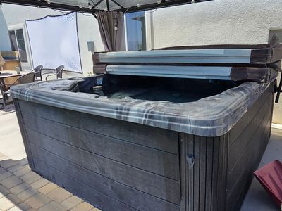 Dynasty Spa Hot Tub for six people four years old runs great - under used.