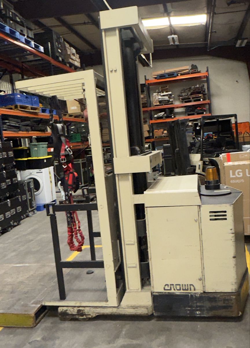 Crown 30SP42TT Order Picker Forklift - 1165 Hours, New Batteries, Hydraulic Leak