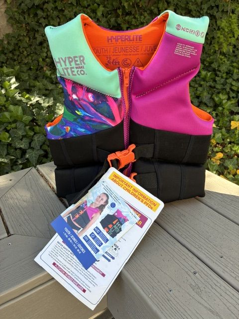 NEW w/tags Hyperlite LIFE VEST Size YOUTH  (50-90 lb)      $35