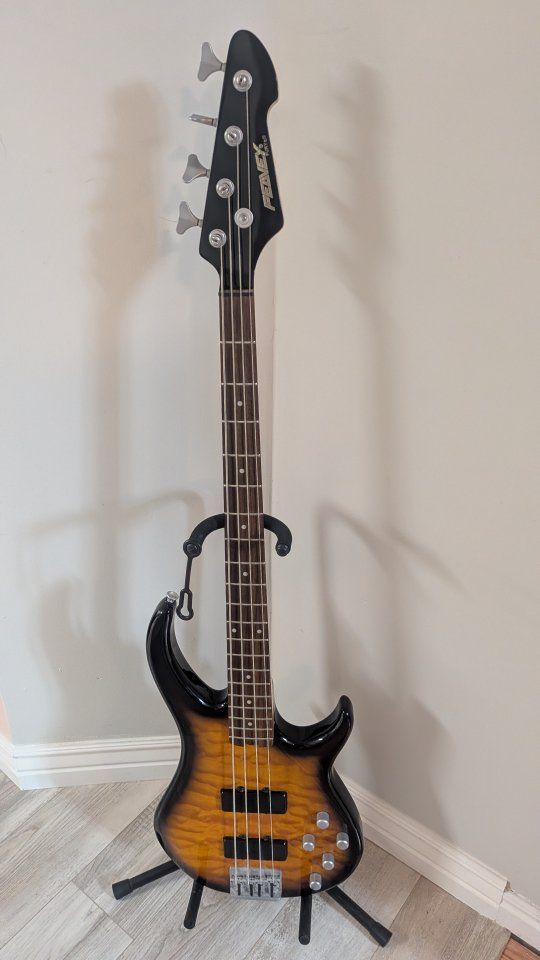 Peavey Fury IV 4-String Electric Bass Guitar tobacco burst Quilt Top