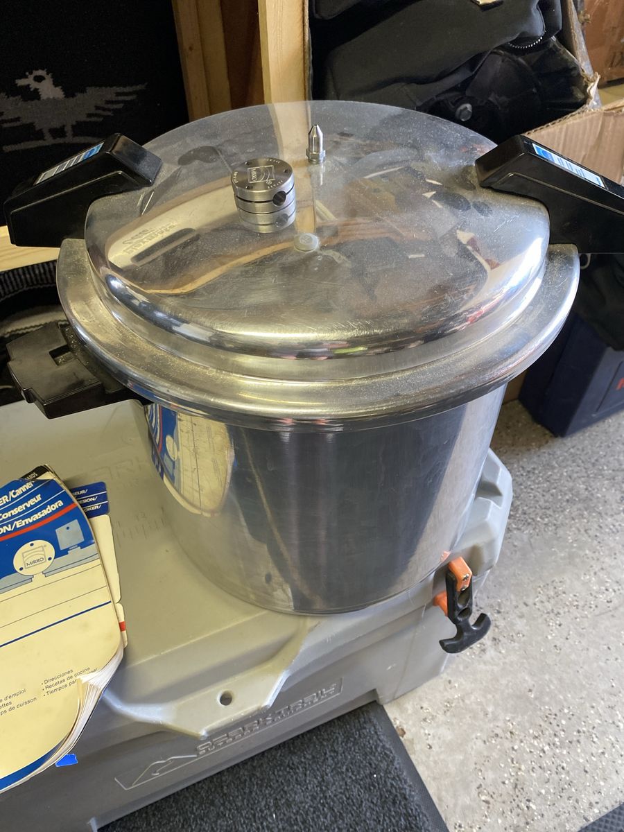 Mirro Mirro-Matic 22-Quart Aluminum Pressure Canner Cooker with Manual
