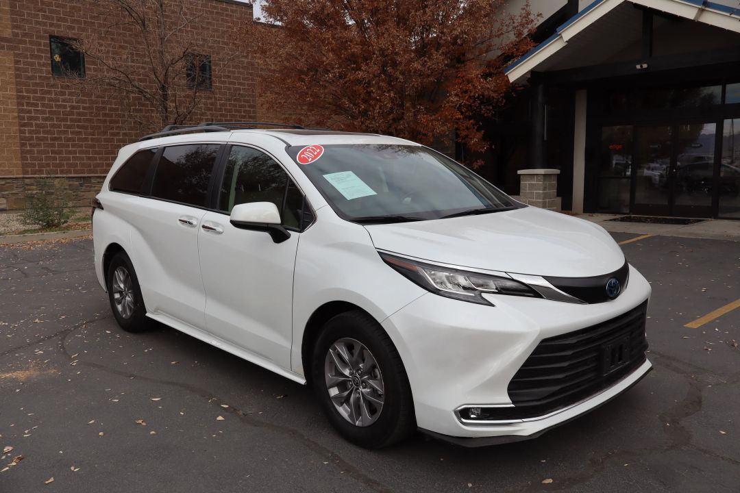 2022 TOYOTA SIENNA XLE 8-Passenger
