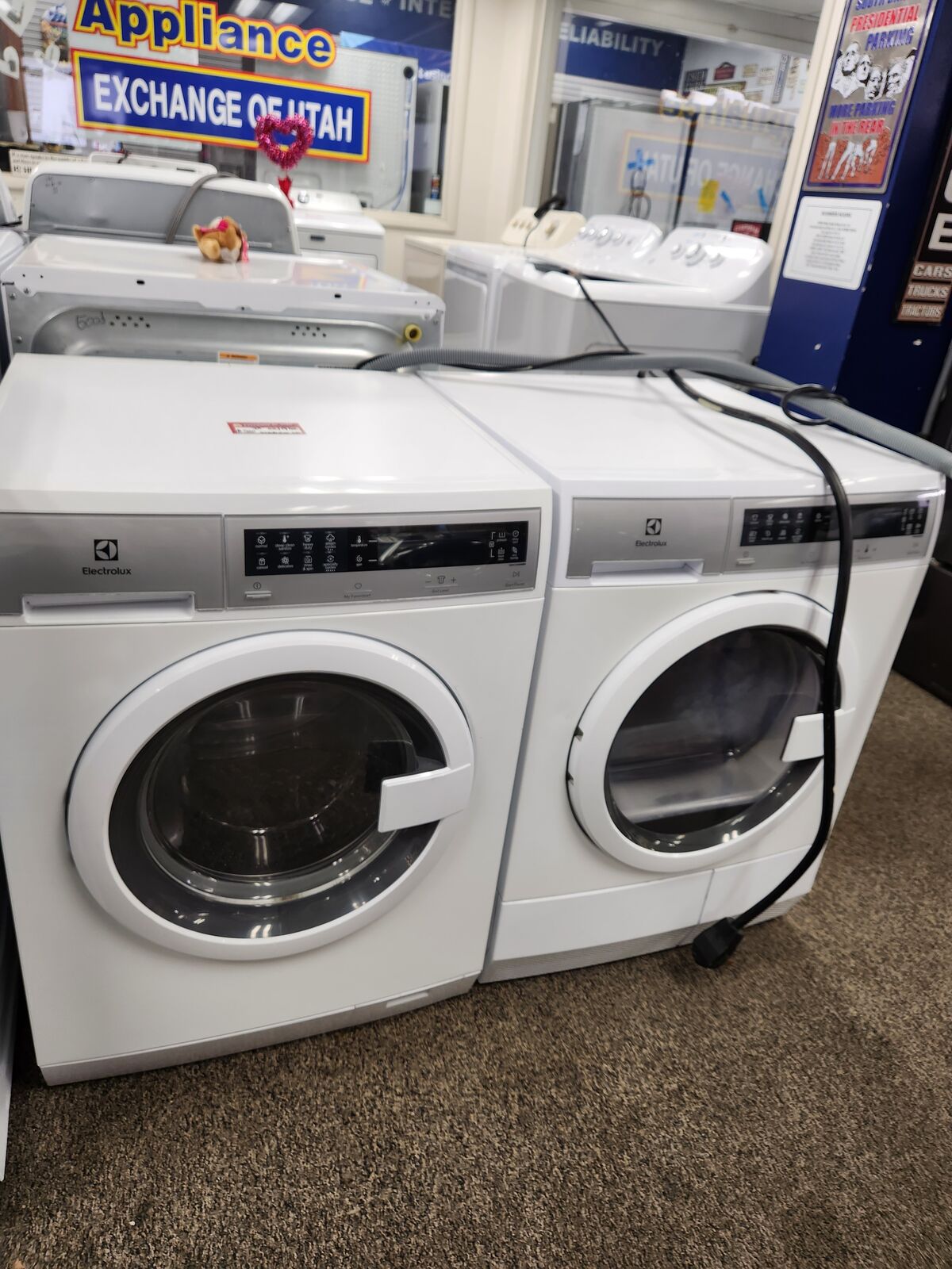BEAUTIFUL ELECTROLUX 24INCH FRONTLOAD WASHER AND VENTLESS DRYER SET!