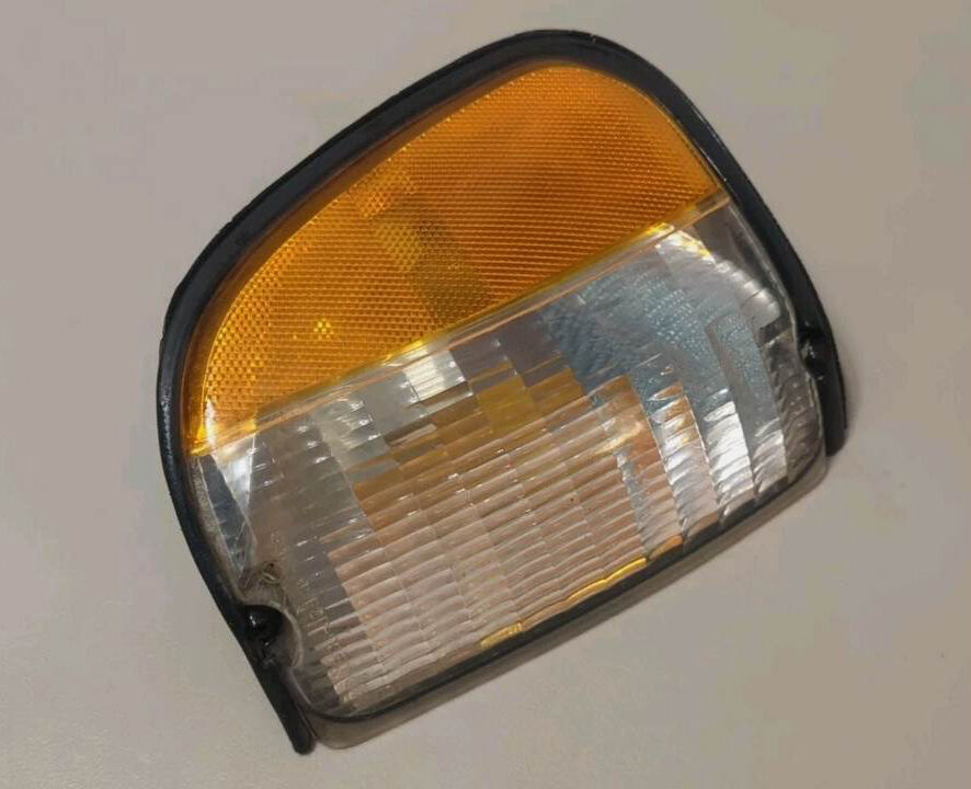 99'-06' ford econoline E150 E250 E350 front passenger side turn signal housing