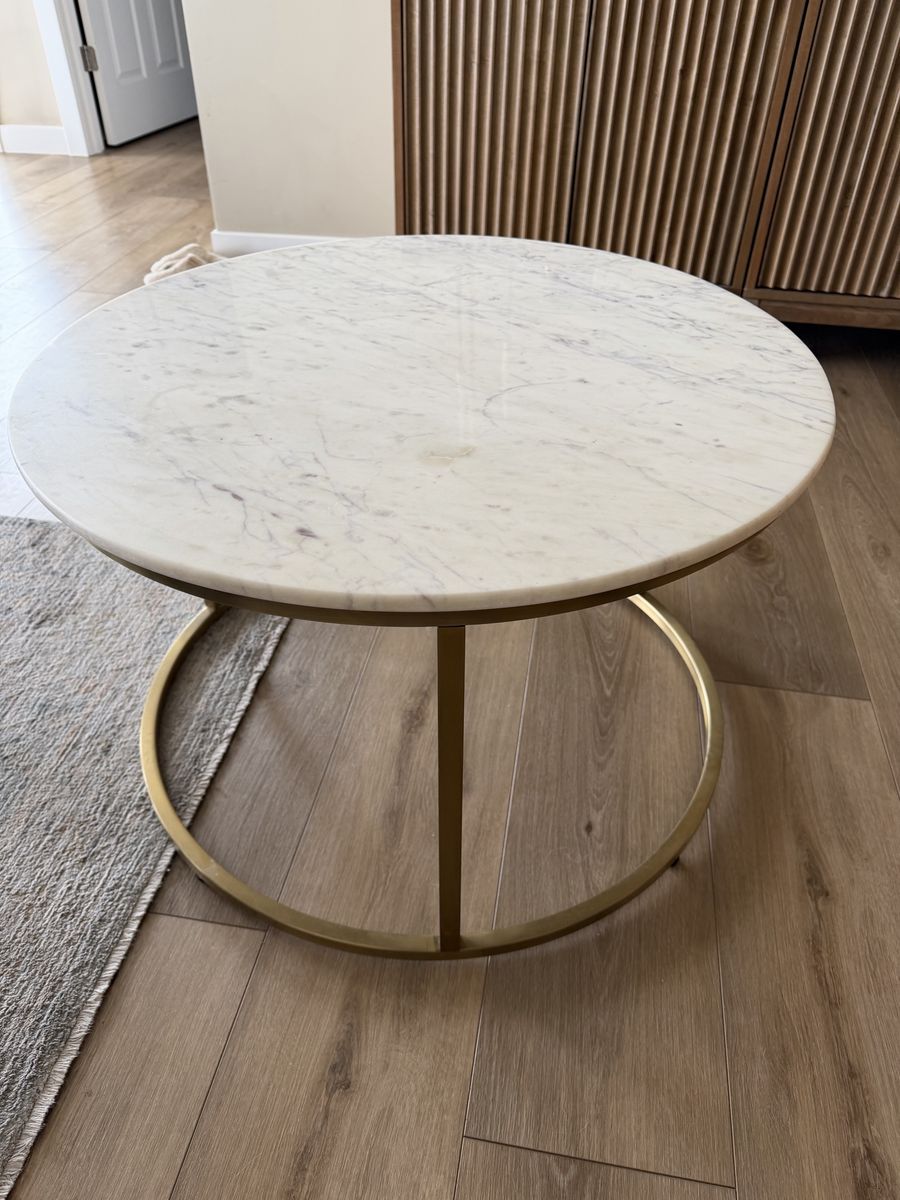 Round marble table