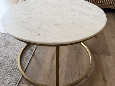 Round marble table