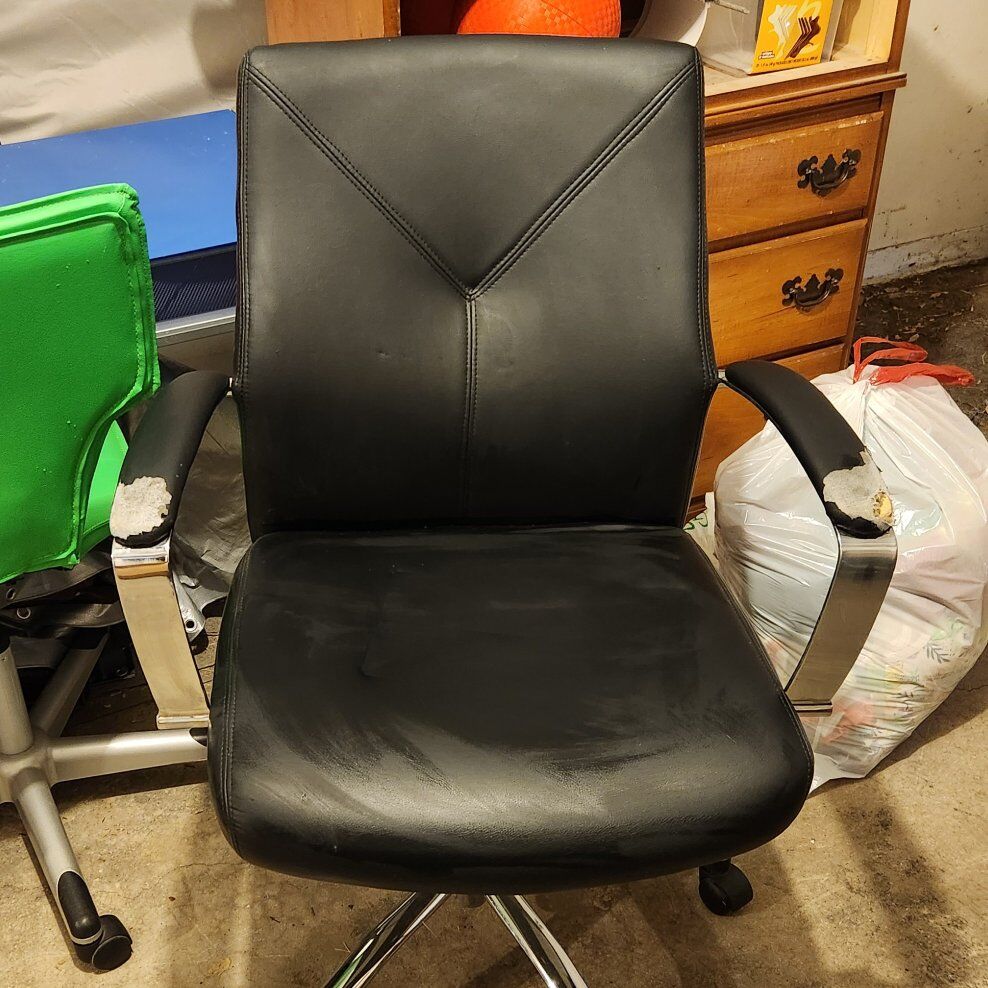 Black office chair