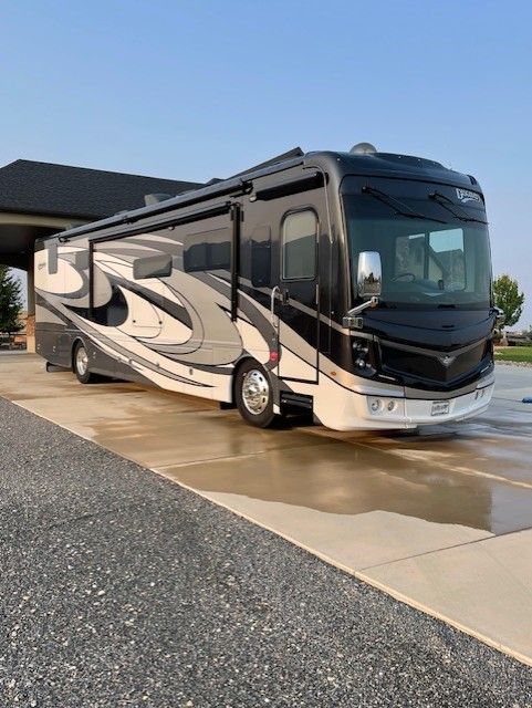 Like New 2021 Fleetwood Discovery 38W