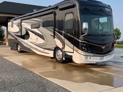 Like New 2021 Fleetwood Discovery 38W