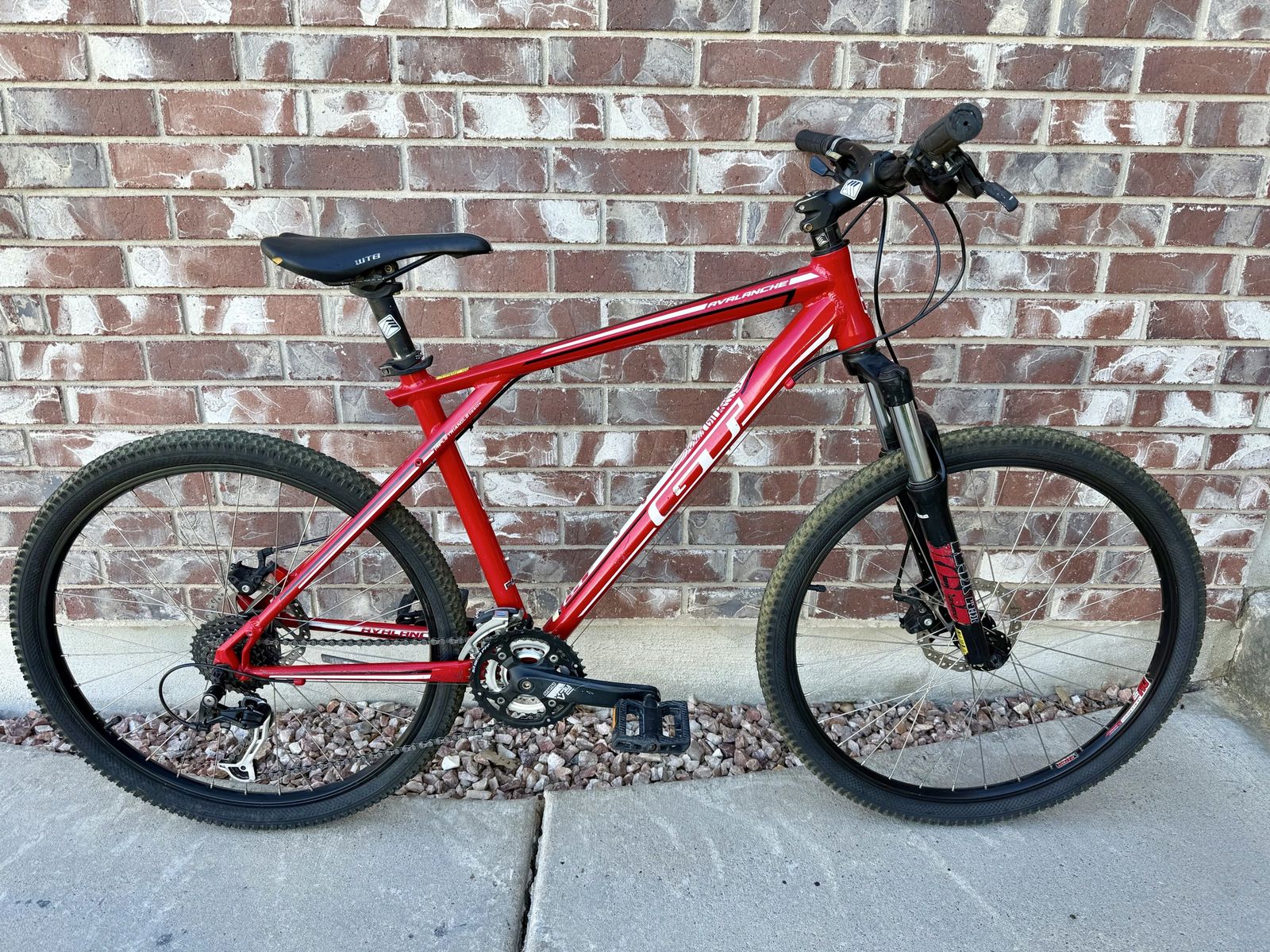 Large GT Avalanche 3.0 Hardtail Mountain Bike