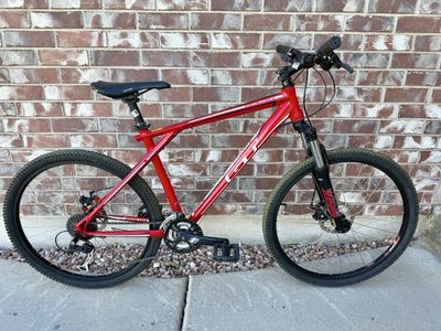 Large GT Avalanche 3.0 Hardtail Mountain Bike