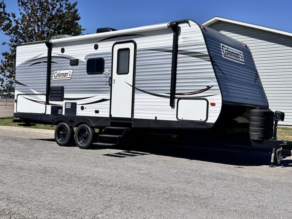2017 Coleman 225QB rear Bathroom with Slide!