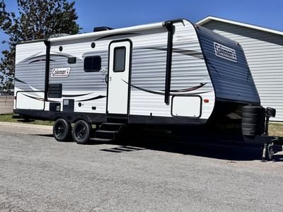 2017 Coleman 225QB rear Bathroom with Slide!
