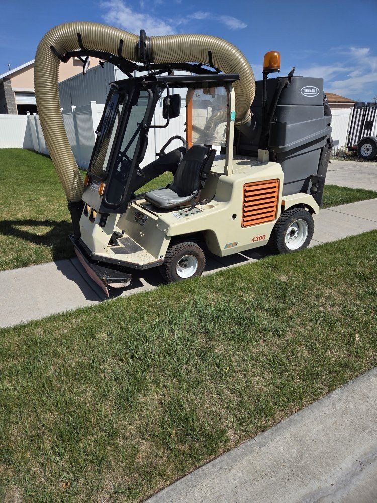 Tennant ATLV 4300 All-Terrain Industrial Floor Sweeper/Vacuum