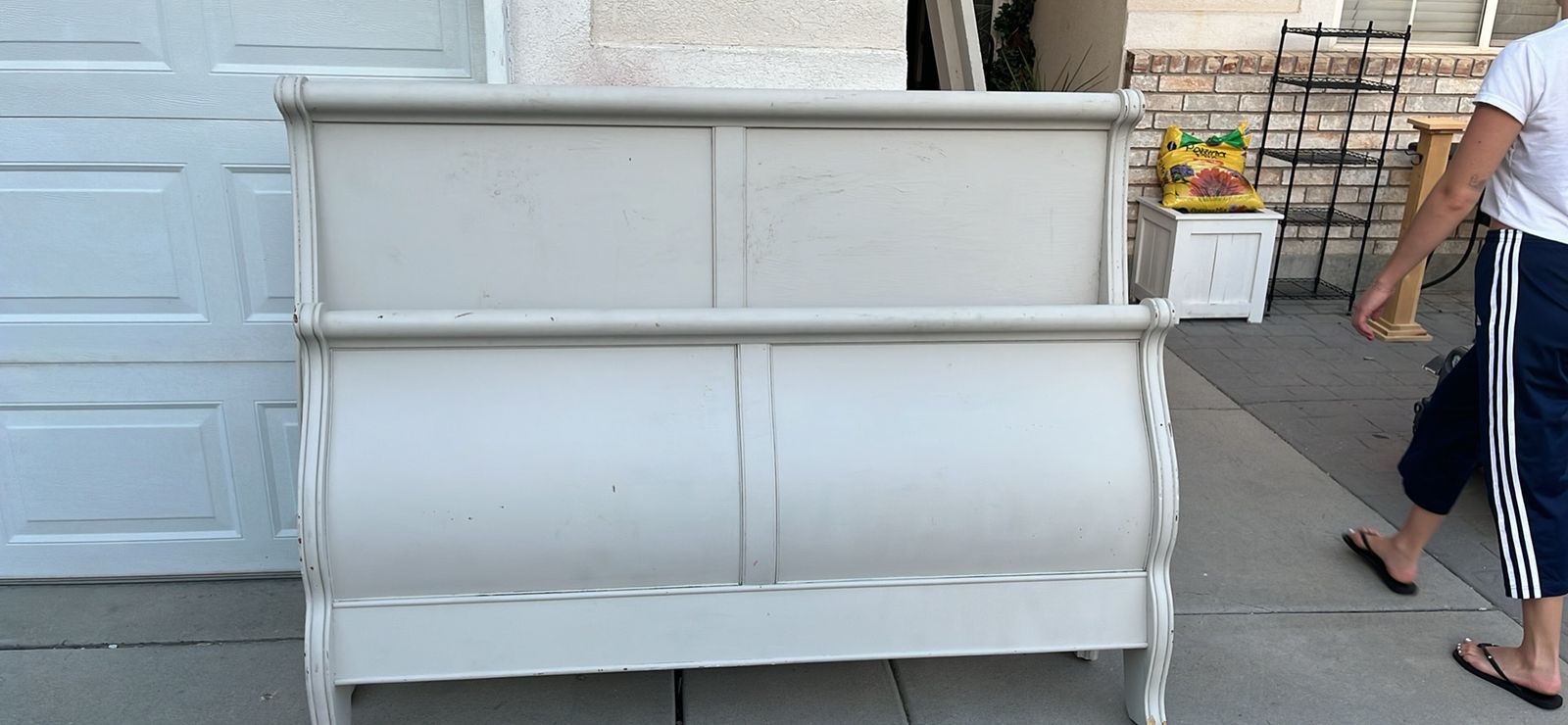 Queen sleigh bed