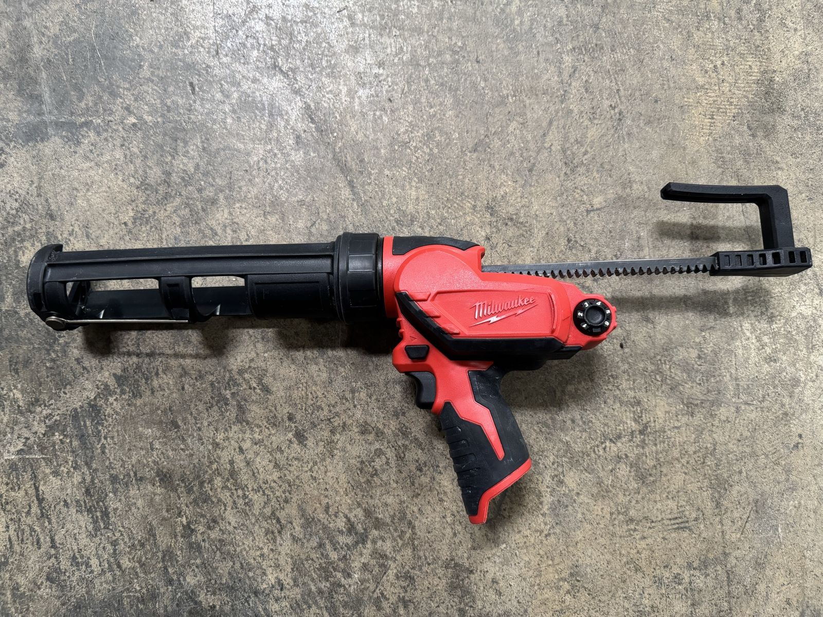 Milwaukee M12 Cordless Caulk And Adhesive Gun