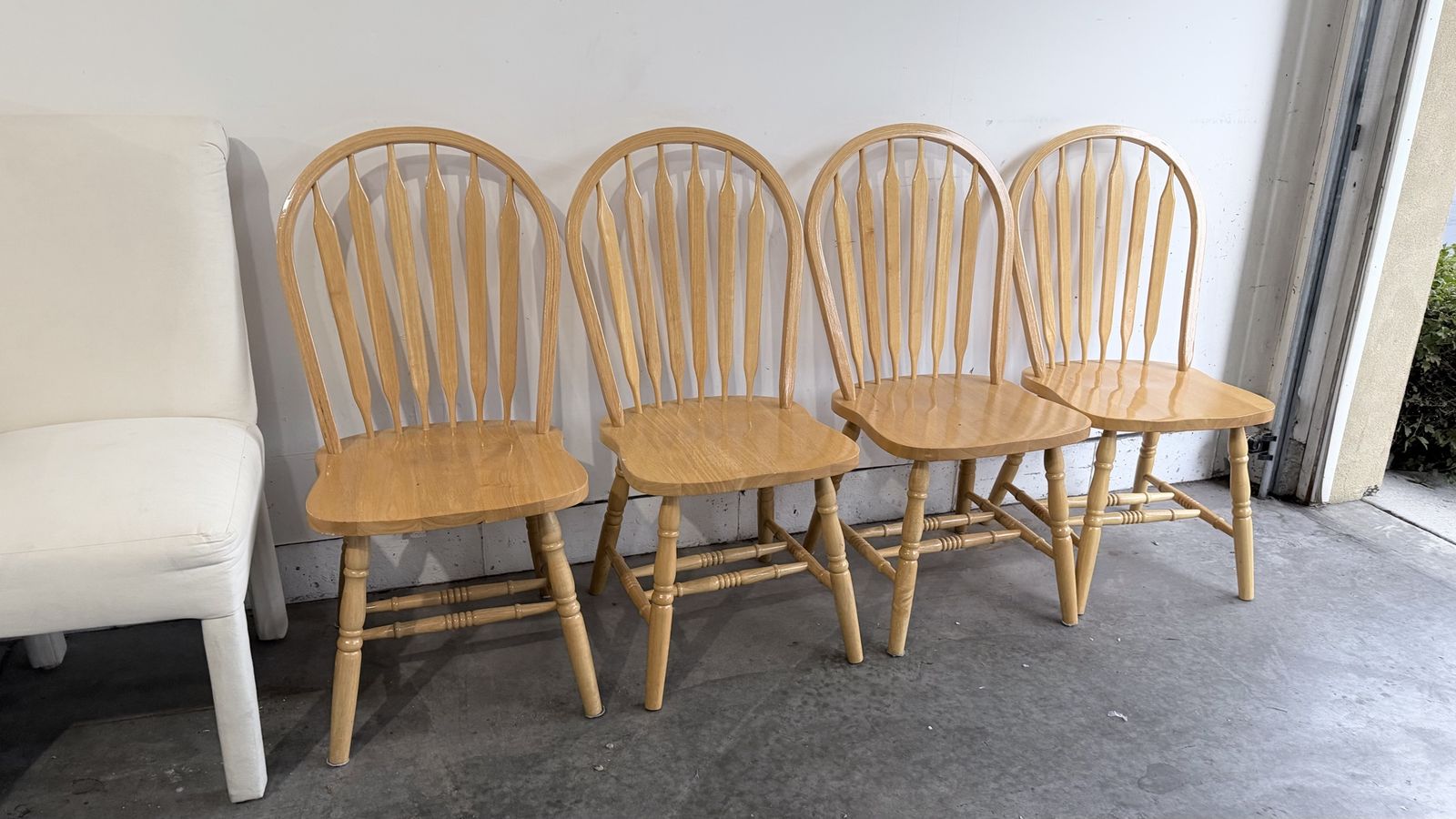 Set of 4 Wooden Windsor Spindle Back Dining Chairs Light Wood Finish