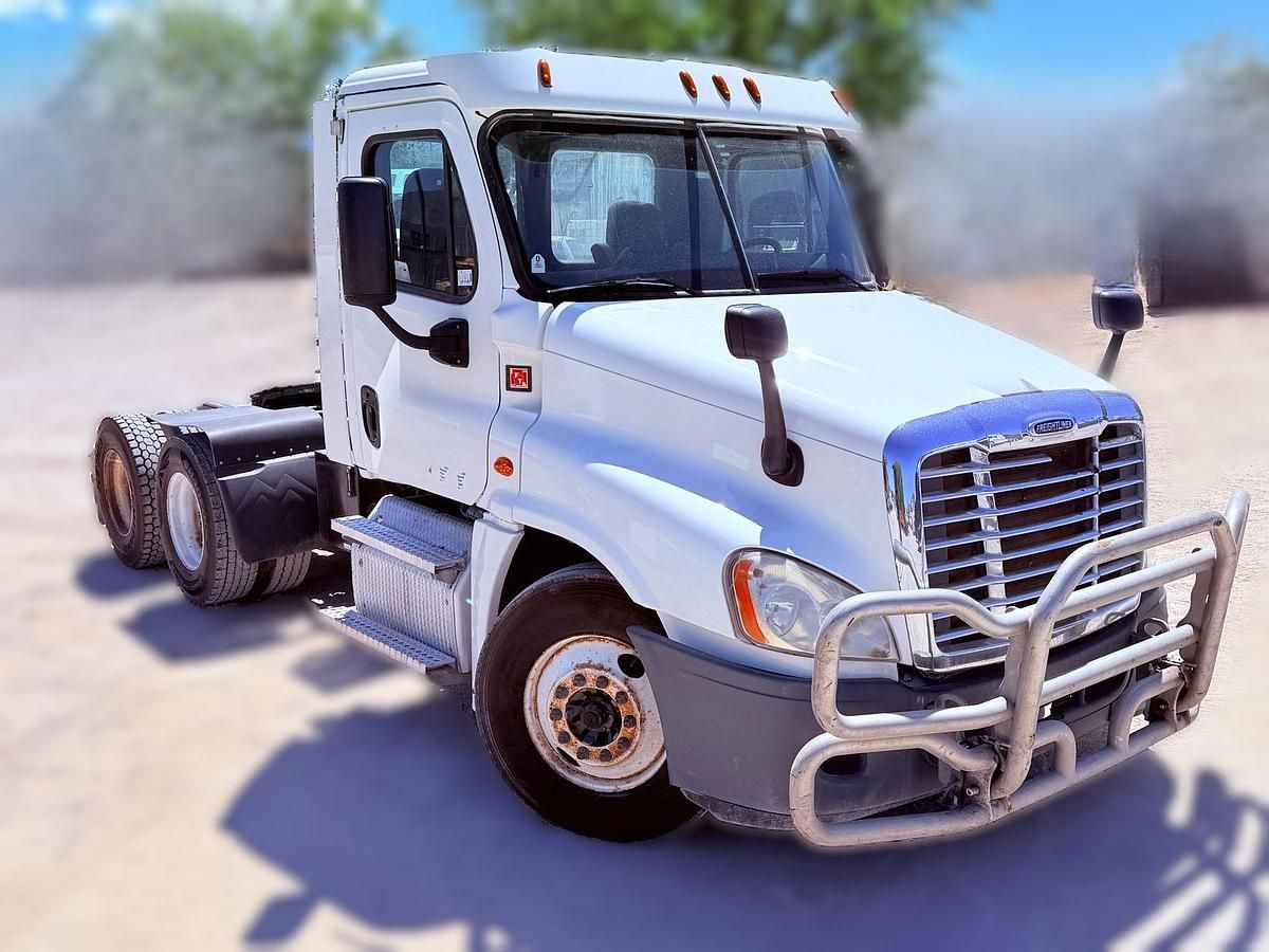 2013 Freightliner Cascadia Mid-Roof Day Cab 579,157 Miles