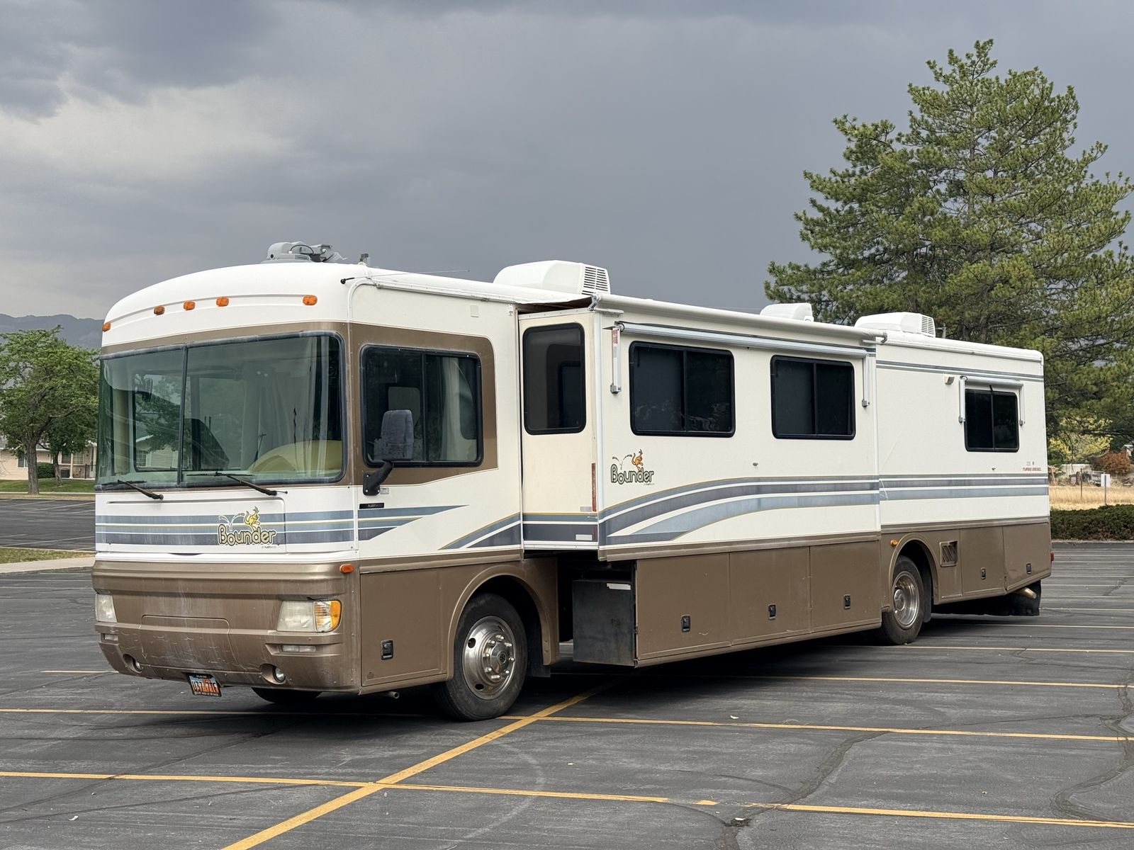 Fleetwood Bounder Class A Motorhome - Spacious RV with Slide-Out & Electric Awning