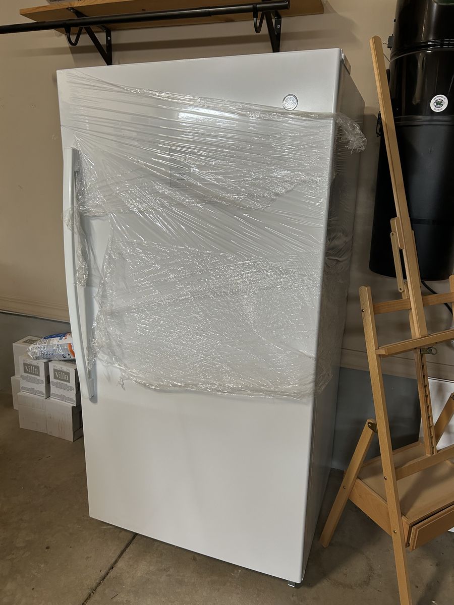 GE Top-Freezer Refrigerator – White=like new