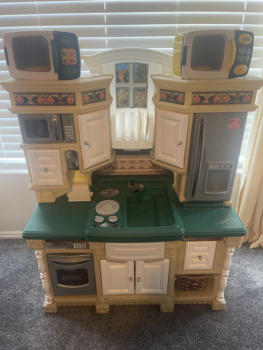 Step2 Grand Walk-In Kitchen Playset - Toddler Pretend Play Toy, Excellent Condition
