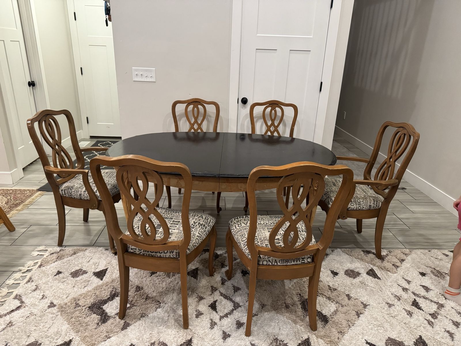 Beautiful 7pc vintage style dining table