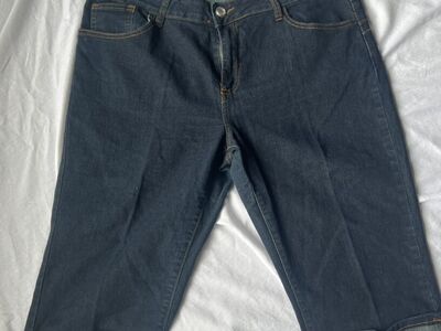 L’Square Size 16 Navy Shorts – Knee-Length, Modest, Like New – Gem Button Detail