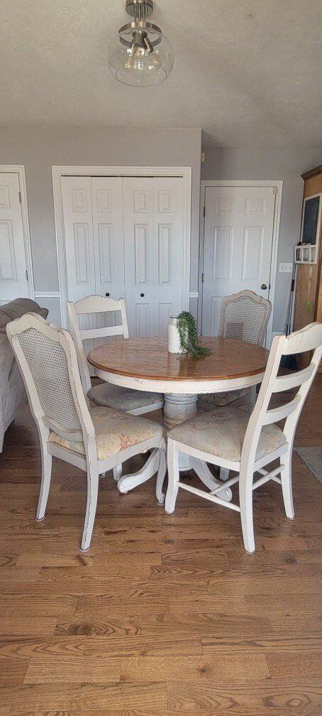 Round Oak Dining Table w/ Chairs