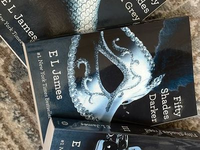 E L James Fifty Shades Series 3 Books Collection Set (Fifty Shades of Grey, Fifty Shades Darker, Fifty Shades Freed)