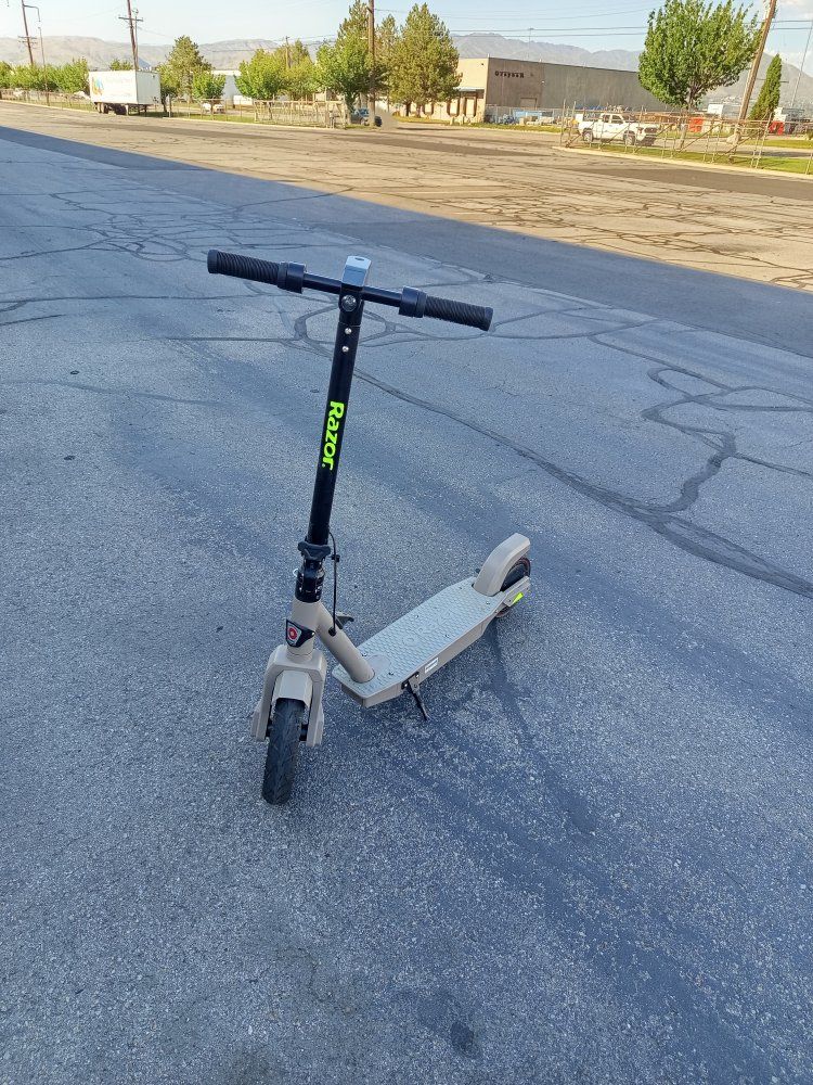 Razor C35 sla e-scooter *does not come with batteries*