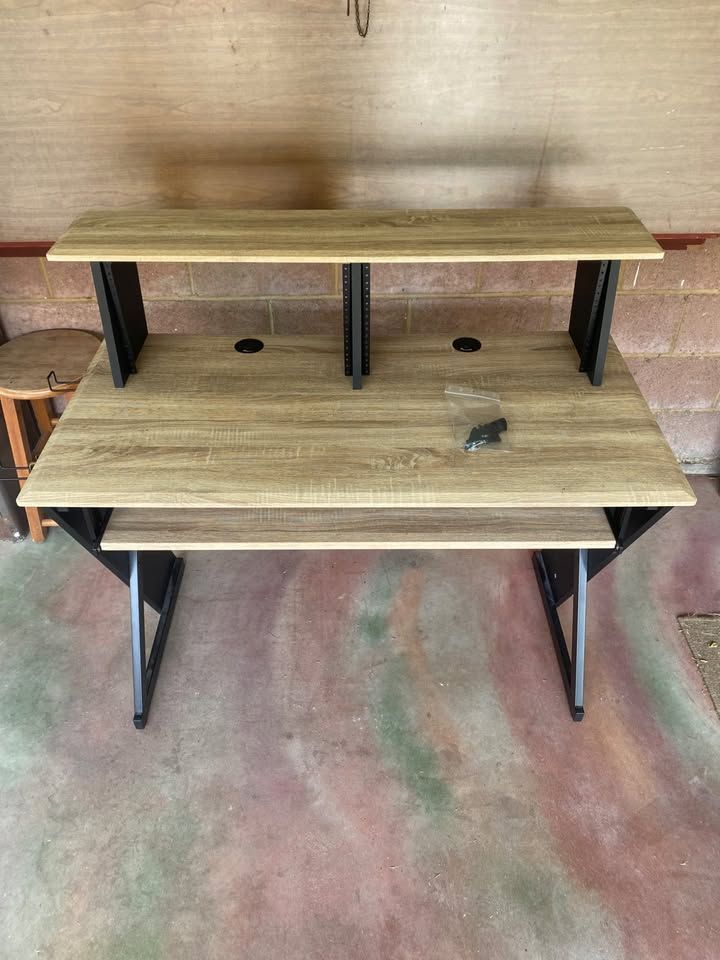 Music desk with keyboard tray