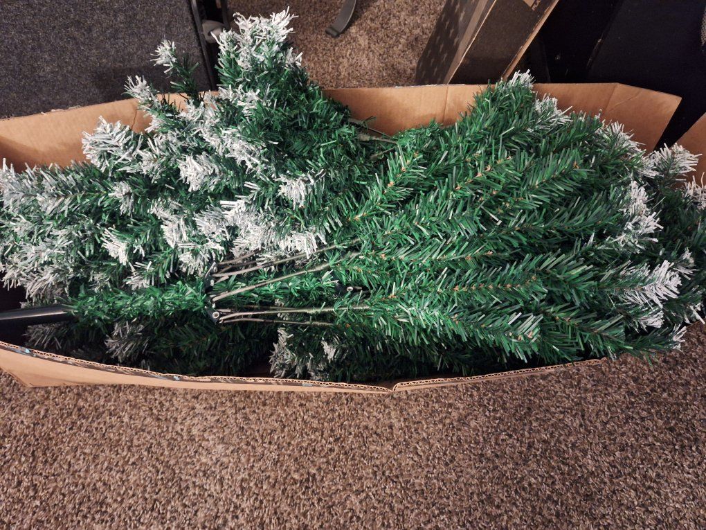 6ft Frosted Christmas Tree