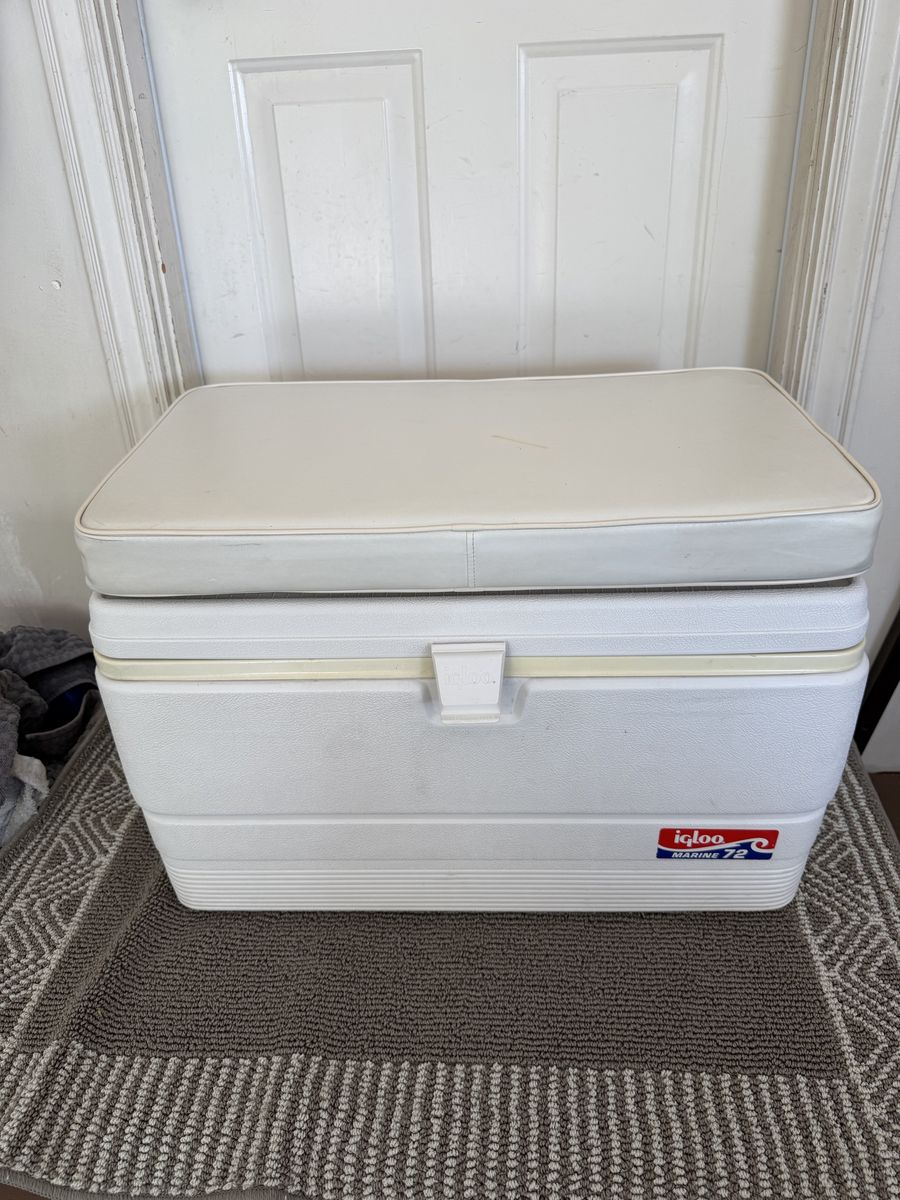 Igloo Marine 72 Cooler with Cushion